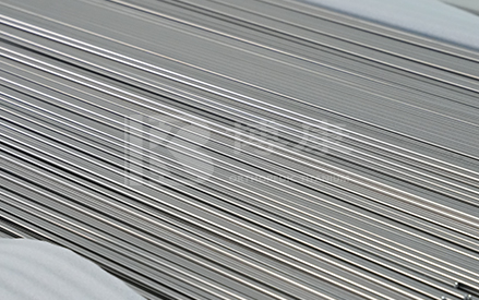 Hoe verhoudt een titanium metalen staaf zich tot roestvrijstalen of aluminium staven?
